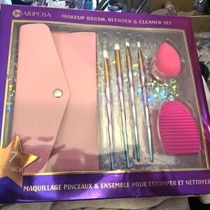 NEW IN BOX 7 Piece Set: 4 Makeup Brushes, Makeup Sponge, Brush Cleaner & Case